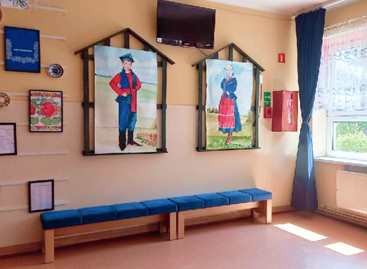 Nowe ławki Nora IV na korytarzach w Wilkowicach - sprawdź, dlaczego dyrekcja tak chwali efekt