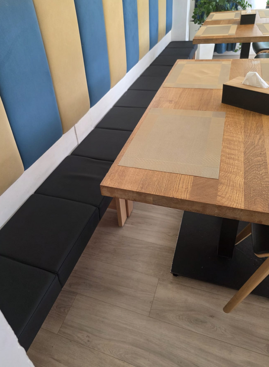 Dostarczono i zamontowano 3 solidne ławki NORA w pierogarni w Legnicy. Komfort i trwałość sprawdzają się przy codziennym użytkowaniu.