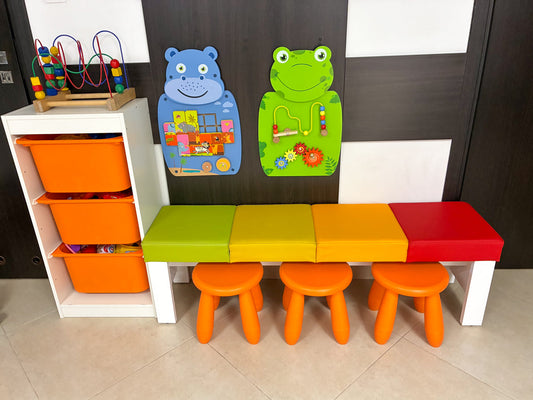 Kolorowa ławka dziecięca z białą bazą i limonkowym siedziskiem w poczekalni