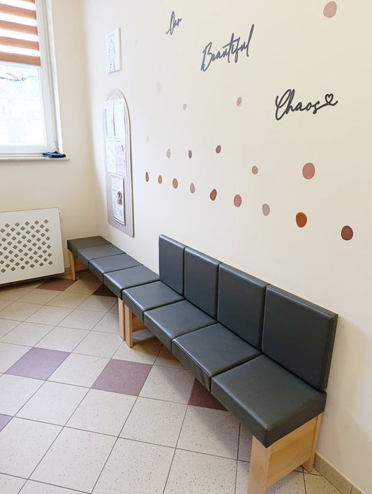 Ławki NORA III i IV z litego drewna bukowego w przedszkolu Kids' Academy to wygoda, bezpieczeństwo i estetyka dla szkół oraz przedszkoli. Wytrzymałe i łatwe w utrzymaniu czystości.