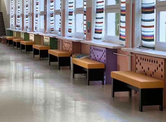 Ławki NORA IV czarny lakier z tapicerką oliwkowy zielony na korytarzu Szkoły Podstawowej w Łasinie