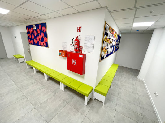 15 nowych ławek NORA III dla szkoły w Limanowej - jak szybko odświeżyć korytarz szkolny bez kosztownego remontu?