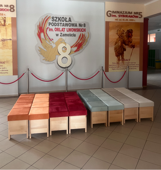Kolejna już dostawa ławek na korytarze szkolne do SP nr 8 w Zamościu. Ławki tapicerowane, wykonane z litego drewna, wytrzymałe, wygodne i praktyczne.
