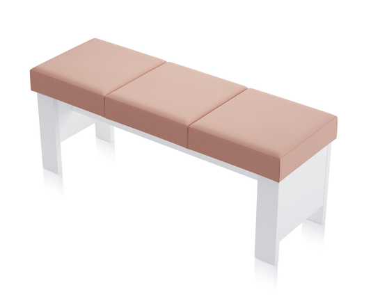 Ławka Nora Biała - Ławka Nora w białym kolorze z trzema tapicerowanymi siedziskami w odcieniu różowym, idealna do przestrzeni szkolnych jako ławka na korytarz szkolny.